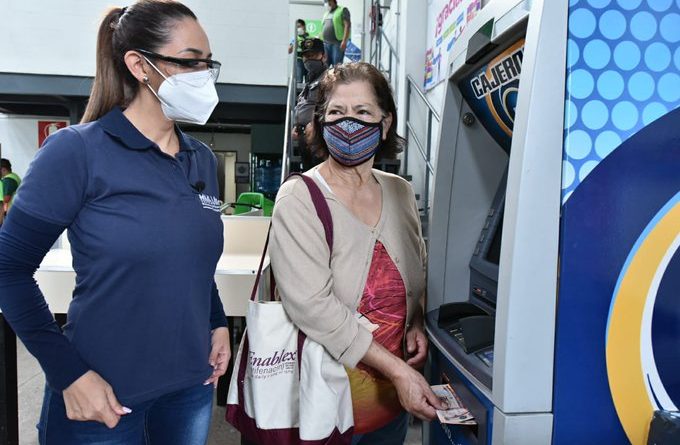 Guatemalatecos en un cajero automático que han recibido el bono familiar, lo estan retirando