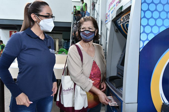 800 mil personas han recibido el bono familiar 1 Guatemalatecos en un cajero automático que han recibido el bono familiar, lo estan retirando