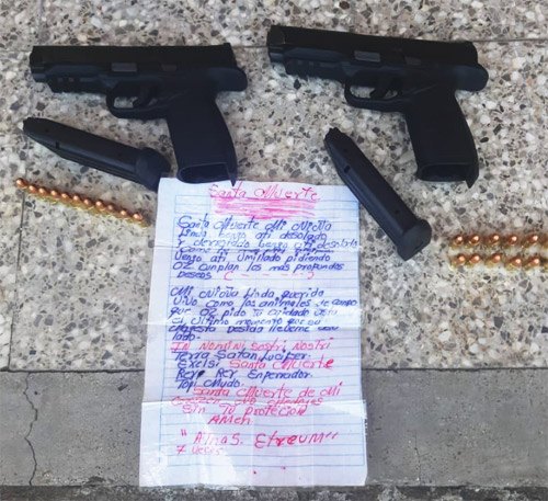 Capturan a Sicarios que veneraban a la Santa Muerte 2 armas de fuego Agentes de la Policía Nacional Civil -PNC- capturan a sanguinarios sicarios, los capturados se conducían abordo de una motocicleta para realizar un asesinato.