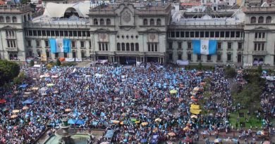 Manifestación que lleno el parque central de Guatemala, los manifestantes pedian la renuncia de Roxana Baldetty y Otto Perez Molina.