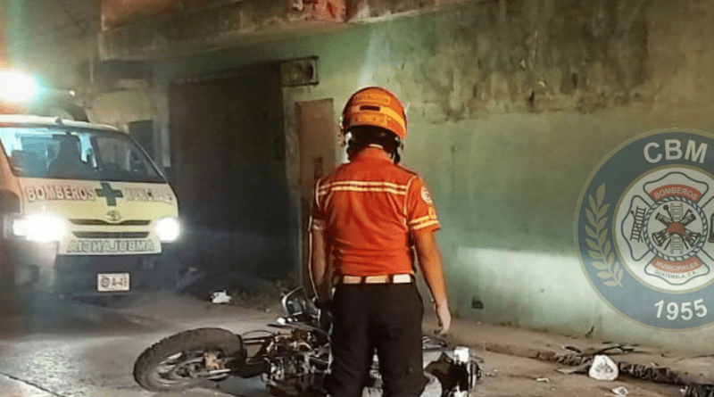 Brutal accidente en Mizxco Guatemala donde un motorista pierde la vida, se observa su cuerpo desecho
