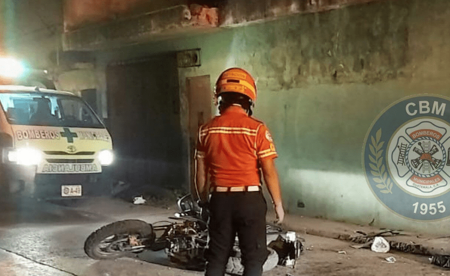 Motorista muere en brutal accidente 1 Brutal accidente en Mizxco Guatemala donde un motorista pierde la vida, se observa su cuerpo desecho