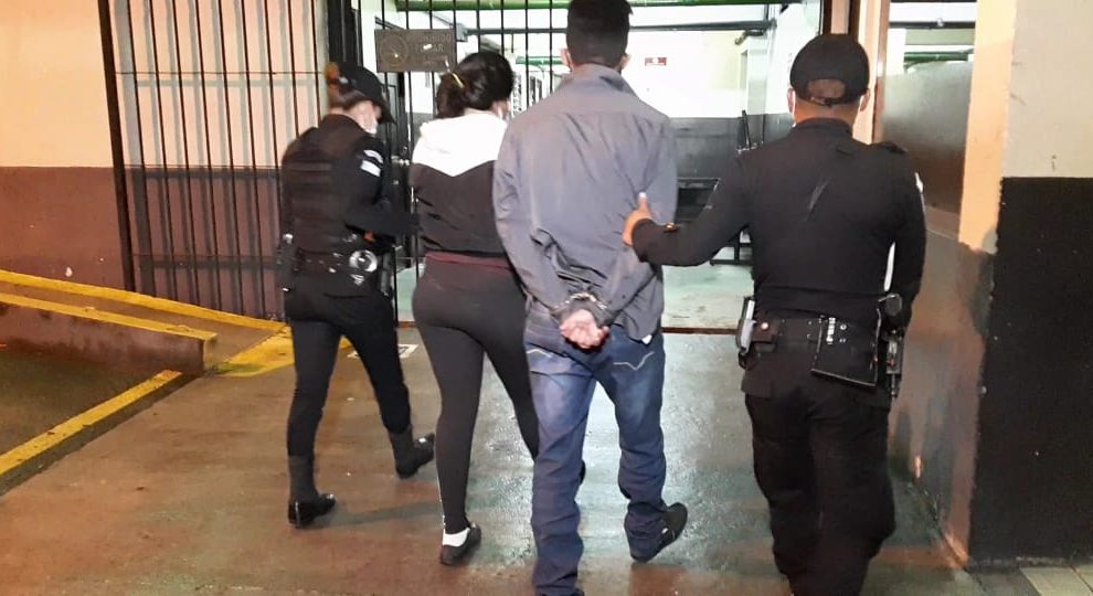 Peligrosos sicarios capturados por agentes de la PNC y llevados a la torre de tribunales