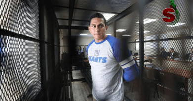 Psicópata asesino Jabes meda, condenado a prisión, es hijo de un pastor evangélico, en la fotografia esta esposado y usa un jeans y una playera blanca.
