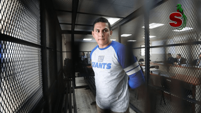 Psicópata asesino Jabes meda, condenado a prisión, es hijo de un pastor evangélico, en la fotografia esta esposado y usa un jeans y una playera blanca.