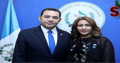 El presidente de Guatemala Jimmy Morales junto a su esposa Patricia Marroquin de MOrales a la par del pabellón nacional