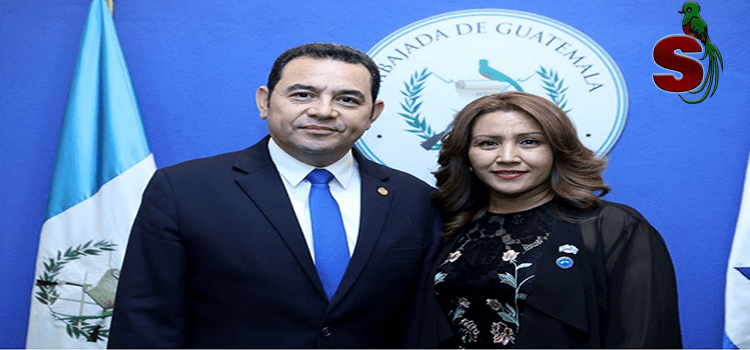 El presidente de Guatemala Jimmy Morales junto a su esposa Patricia Marroquin de MOrales a la par del pabellón nacional