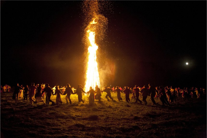 La historia del Halloween 3 2018 11 01 bonfire Halloween es una de las tradiciones más antiguas del mundo, ya que toca un elemento esencial de la condición humana: la relación entre los vivos y los muertos. Cada civilización registrada ha creado alguna forma de observancia ritual centrada en lo que les sucede a las personas cuando mueren, adónde van y cómo los vivos deben honrar mejor a los que han fallecido o responder a los muertos que parecen no querer o no poder seguir adelante.