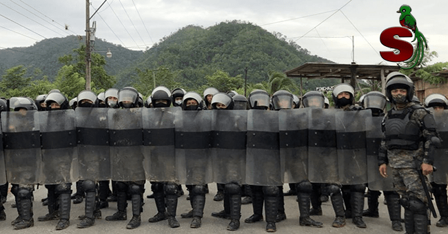 Militares bloquean caravana de migrantes ilegales hondureños en Izabal, utilizando equipo anti motines.