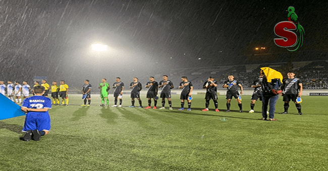 Fotografia de la selección nacional d efútbol de Guatemala, vistiendo uniforme negro