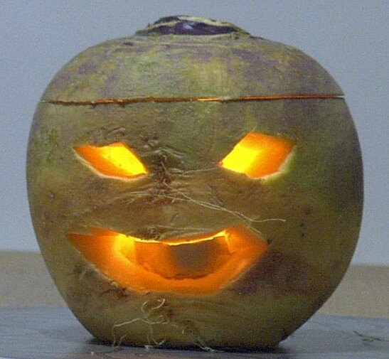 La historia del Halloween 4 TurnipJackolantern Halloween es una de las tradiciones más antiguas del mundo, ya que toca un elemento esencial de la condición humana: la relación entre los vivos y los muertos. Cada civilización registrada ha creado alguna forma de observancia ritual centrada en lo que les sucede a las personas cuando mueren, adónde van y cómo los vivos deben honrar mejor a los que han fallecido o responder a los muertos que parecen no querer o no poder seguir adelante.
