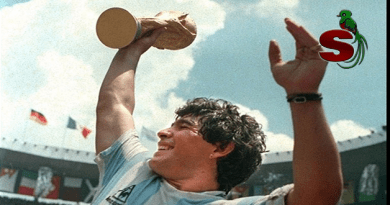 El astro de fútbol Diego Armando Maradona sosteniendo la copa del mundo