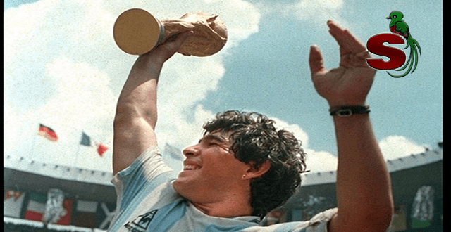 El astro de fútbol Diego Armando Maradona sosteniendo la copa del mundo