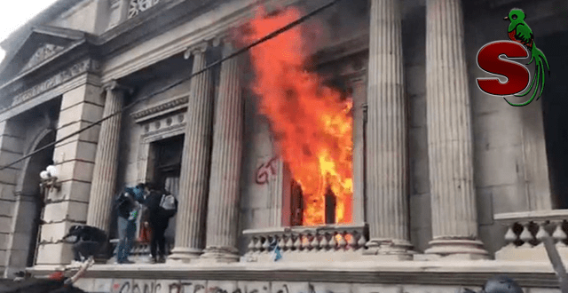 Delincuentes de USAC hacen estragos en manifestación 1 Delincuentes de USAC prenden fuego a congresi de GUatemala
