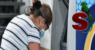 Mujer cobrando el deposito del bono familia en un cajero automatico del banco industrial