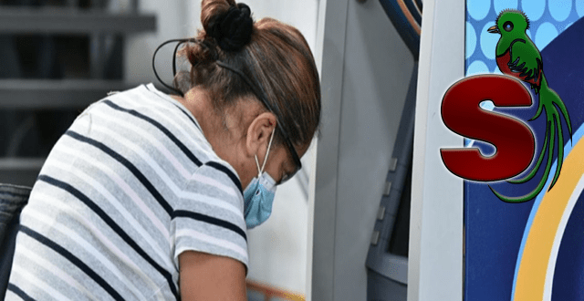 Deposito del bono familia inicia este lunes 1 Mujer cobrando el deposito del bono familia en un cajero automatico del banco industrial