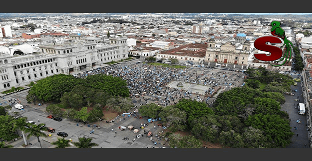 Manifestación en la plaza central de Guatemala solicitando la renuncia de Alejandro Giammattei Falla