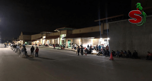 Caravana de hondureños ingresa a Guatemala a horas de la madrugada.