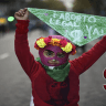 Feminazi manifestando y exigiendo aborto gratis.