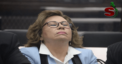 Sandra "La Tarántula" Torres lamentándose por ser ligada a un proceso penal.