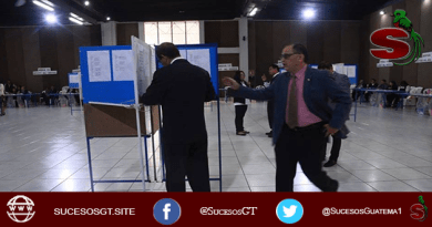 Un abogado votando en las elecciónes del CANG para elegir a los magistrados de la Corte de Constitucionalidad