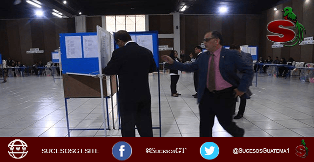 Un abogado votando en las elecciónes del CANG para elegir a los magistrados de la Corte de Constitucionalidad