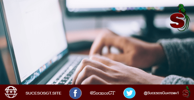 1,500 disponibles plazas de empleo en feria virtual 1 Una persona escribiendo en una laptop gris