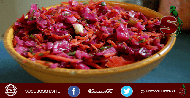 Receta de Curtido Guatemalteco 1 Plato de Curtido Guatemalteco, platillo típico de Guatemala que usa como ingrediente principal la remolacha, servido en una escudilla