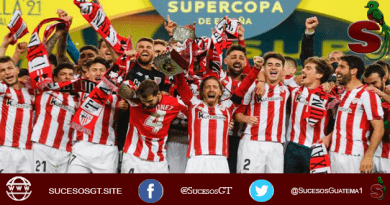 Jugadores del equipo Athletic de Bilbao recibiendo la Supercopa de España