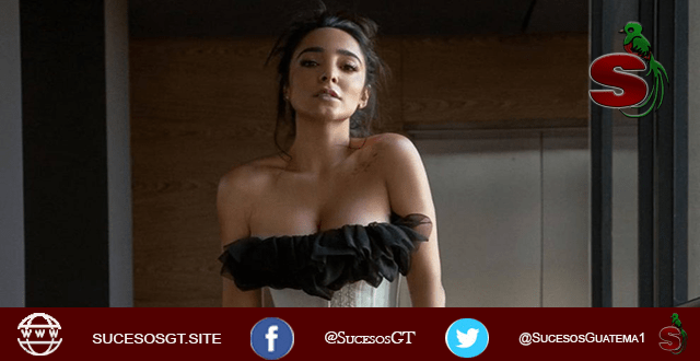 La modelo Manelyk González con un sensual veestido blanco y negro que encanto a sus fanáticos.
