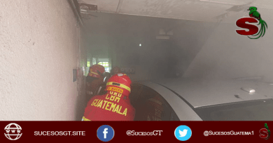 Bomberos atienden un incendio de un vehículo en un ato hotel de la ciudad de Guatemala