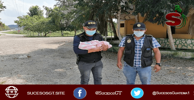 Capturan a secuestradora de un bebé en Petén 1 Agentes de la PNC con la bebé, luego de recuperarla de las garras de la secuestradora