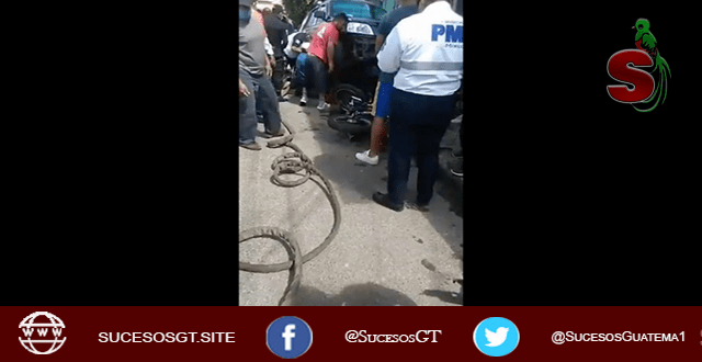 Mujer provoca accidente en Mixco
