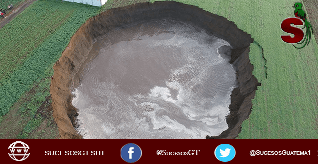 Se abre en México un socavón gigante 1 Socavón sorprende a los mexicanos.