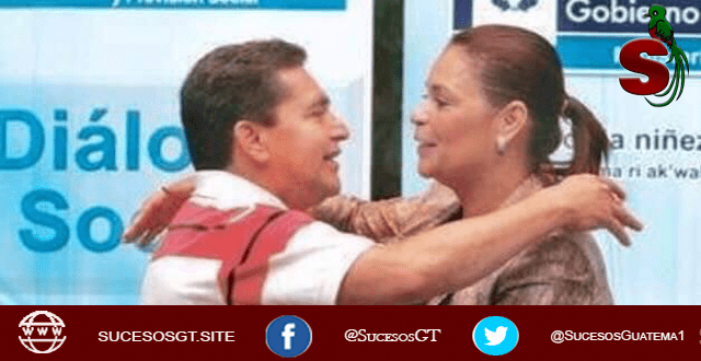 Joviel Acevedo abrazando a Roxana Baldetti