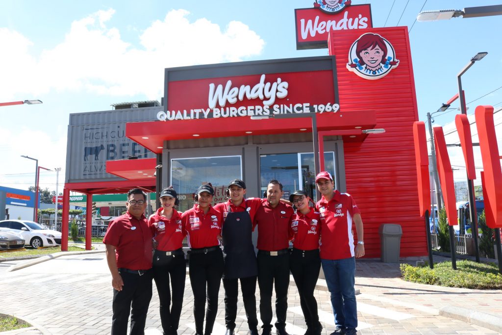 Wendy´s está en busca de asistente de restaurante 1 G M Wendys F1 1024x683 1 El restaurante de comida rápida Wendy´s está buscando asistentes de restaurante, esta es tu gran oportunidad !APLICA YA¡