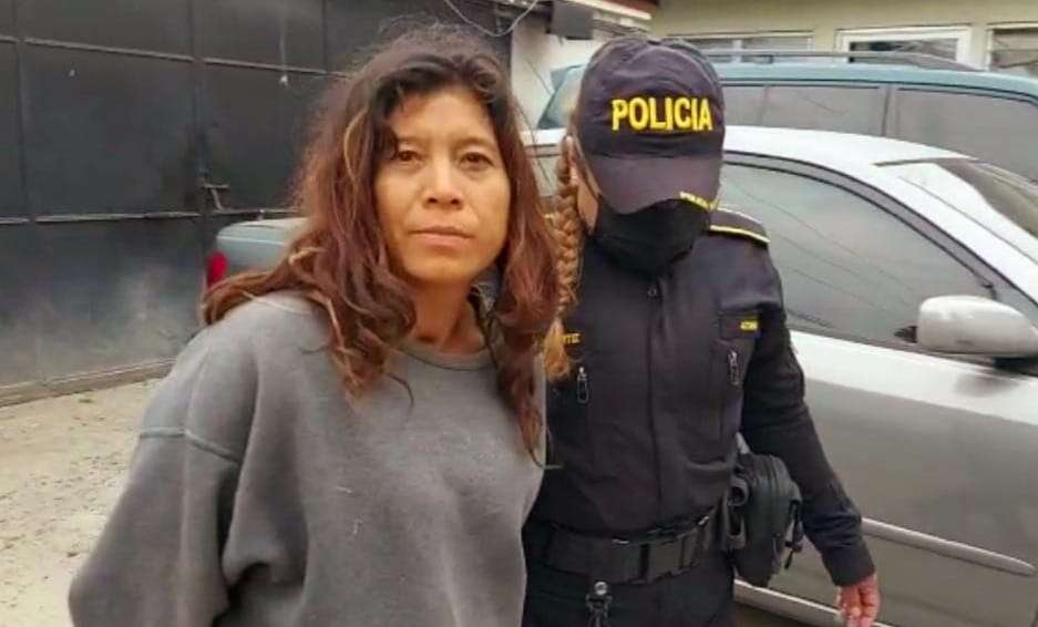 Sicaria hace de las suyas 1 sicaria Una mujer quien estuvo ingiriendo bebidas embriagantes con un guardia de seguridad privada en una área turística de Amatittlán, al calor de los tragos con la pistola de equipo le dio muerte a tiros a su acompañante, tras los disparos fueron alertados a los agentes de la Policía Nacional Civil, logran la detención de la fémina homicida y el arma con quien atacó a su víctima.