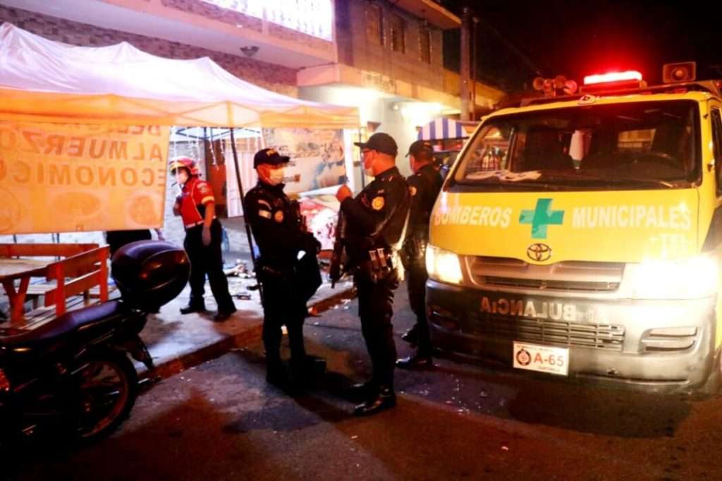 Masacre en cevichería 3 muertos y 2 heridos 1 Masacre en cevicheria Luego de haber perpetrado la masacre en cevichería dos sicarios caen en manos de las autoridades luego de protagonizar un tiroteo en contra de la policía.