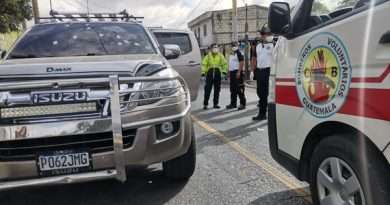 sangrienta emboscada Emboscada: Hombres fuertemente armados coparon un vehículo y descargaron ráfagas de balas en contra de sus tripulantes. El hecho de violencia puso en riesgo la vida de varios motoristas, conductores y personas que transitaban en el lugar. ¡Impactante!