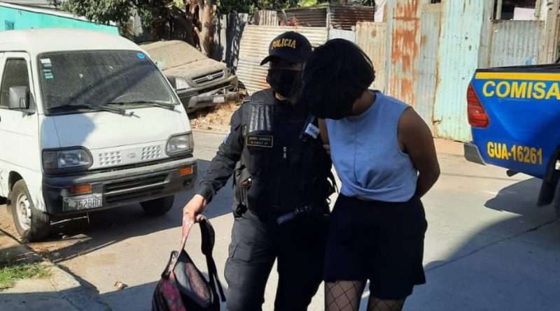 La Jana Atrapan a patoja conocida como "La Jana" con una pistola lista para entregar a sus cómplices para cometer un ataque armado.