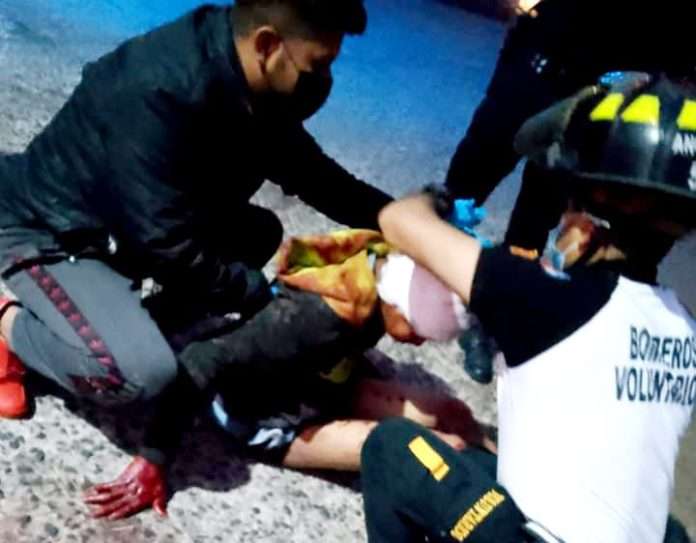Vecinos persiguen y linchan a un sicario 2 Vecinos linchan a un sicario 2 Vecinos linchan a un sicario: cansados de la violencia dan caza a un sangriento sicario para lincharlo, luego de que este asesinara a una de sus víctimas en la aldea San José El Tablón de Villa Canales.