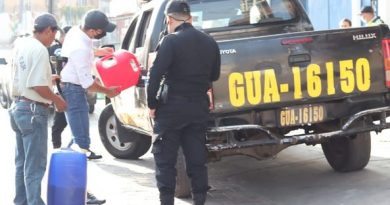 La PNC sin gasolina “En Guatemala ni gasolina les dan a las patrullas” La ineficiencia de este gobierno es el colmo, ahora ni gasolina le dan al la PNC para que hagan su trabajo.