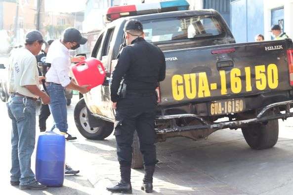 La PNC sin gasolina “En Guatemala ni gasolina les dan a las patrullas” La ineficiencia de este gobierno es el colmo, ahora ni gasolina le dan al la PNC para que hagan su trabajo.