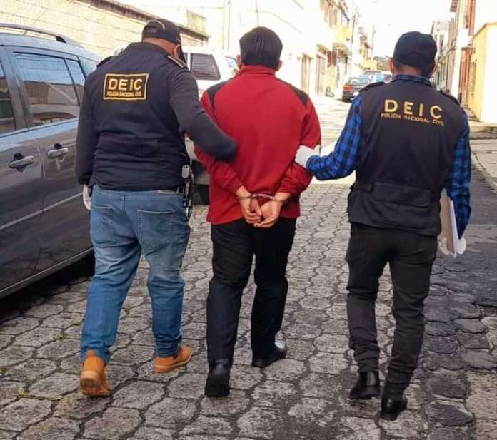 Capturan a profesor que pedía fotos íntimas para ganar la materia 1 profesor pervertido 2 Autoridades logran capturar a un profesor pervertido que coaccionaba a sus alumnas con fotos comprometedoras a cambio de hacerlas ganar la materia.