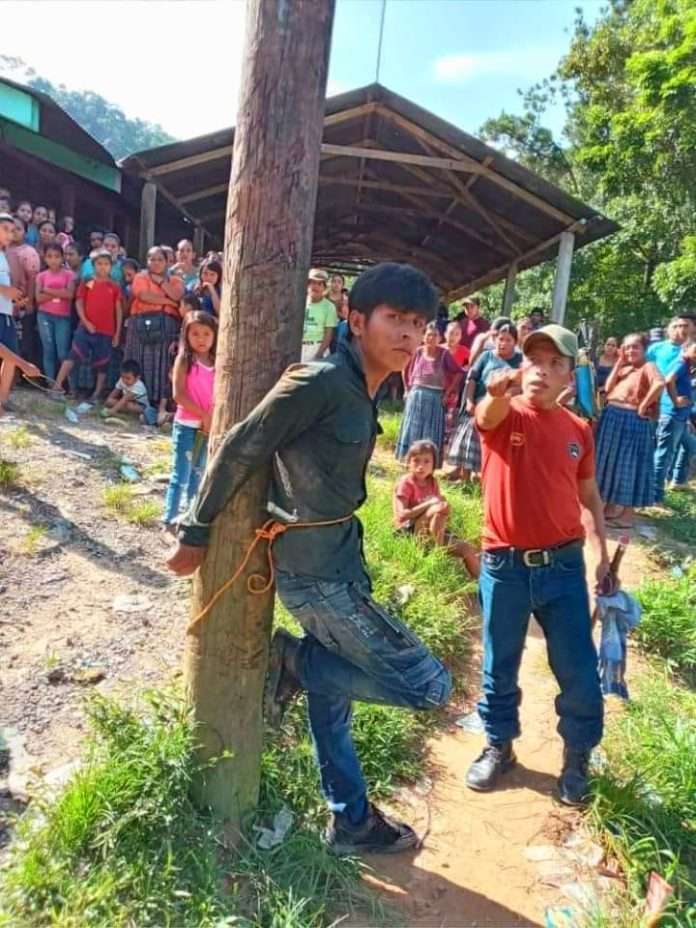 Vapulean a 2 delincuentes en Alta Verapaz 2 vapulean a 2 peligrosos delincuentes Pobladores del caserío Cacavila del municipio de Panzós de Alta Verapaz, vapulean a 2 peligrosos delincuentes.
