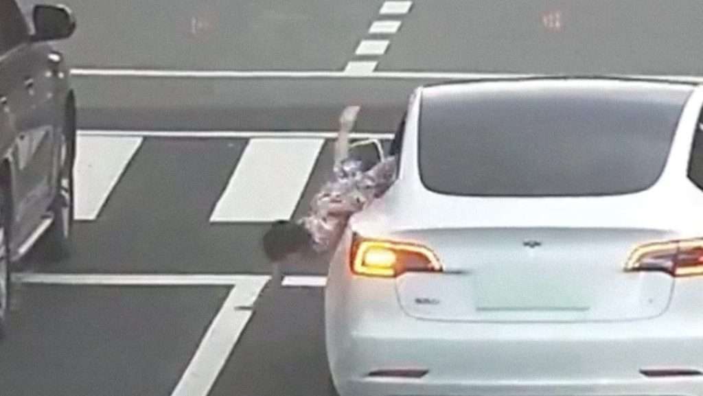Una niña cae por la ventanilla de un auto y se queda en medio de una carretera en China 1 nina en china En la ciudad china de Ningbo, una niña que se asomaba por la ventanilla de un auto cayó accidentalmente al asfalto cuando el vehículo empezó a moverse, según se puede ver en las imágenes de las cámaras de vigilancia. El conductor, sin percatarse de lo ocurrido, siguió conduciendo, mientras la niña permanecía tirada en medio de la carretera. Enseguida, varios autos se detuvieron y la gente acudió a ayudar a la menor. Más tarde, la niña fue atendida en un hospital por heridas leves.