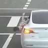 nina en china En la ciudad china de Ningbo, una niña que se asomaba por la ventanilla de un auto cayó accidentalmente al asfalto cuando el vehículo empezó a moverse, según se puede ver en las imágenes de las cámaras de vigilancia. El conductor, sin percatarse de lo ocurrido, siguió conduciendo, mientras la niña permanecía tirada en medio de la carretera. Enseguida, varios autos se detuvieron y la gente acudió a ayudar a la menor. Más tarde, la niña fue atendida en un hospital por heridas leves.