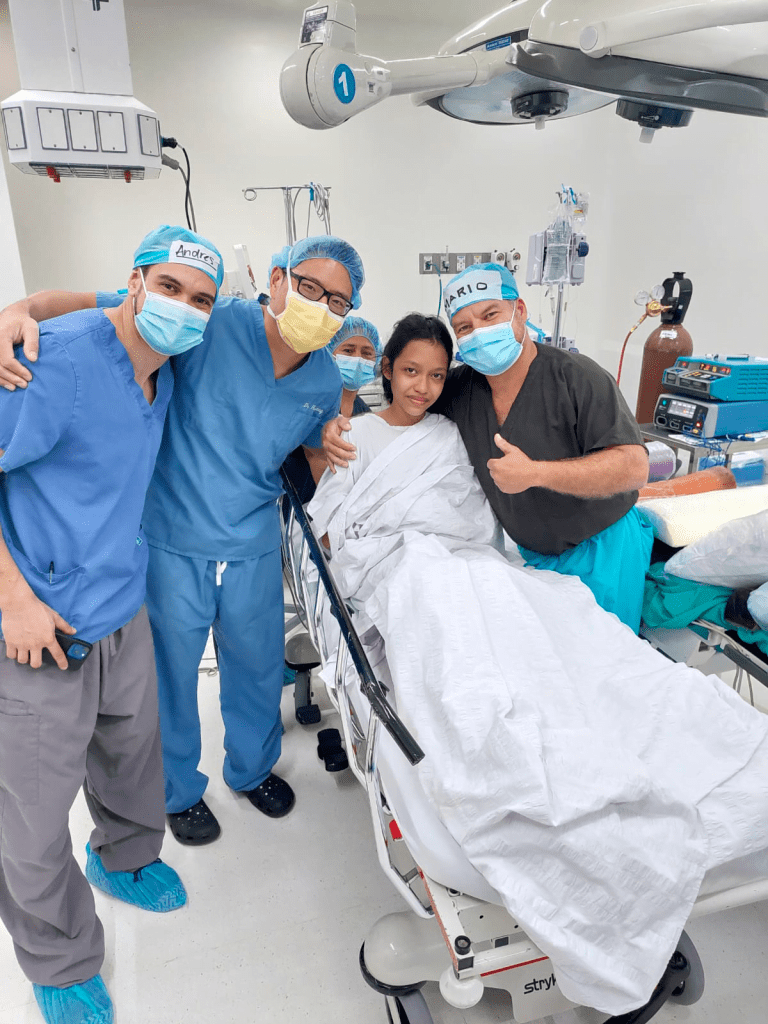 e8894055 845b 4e54 90e0 d0e3d3f63b2e El Dr. Mario Roberto Bran García es un profesional de la salud graduado de la Universidad de San Carlos de Guatemala, con una especialización y maestría en traumatología y cirugía ortopédica.