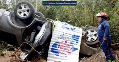 Camioneta tipo agrícola accidentada en el fondo de un barranco