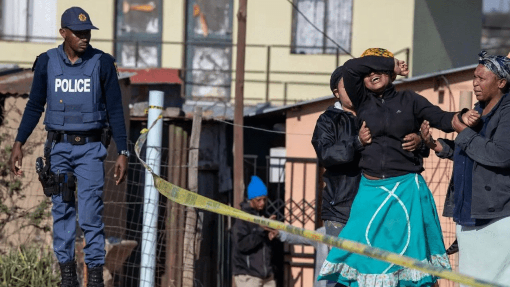Familia es aniquilada a balazos 2 familia aniquilada Un grupo armado perpetró un brutal ataque en la ciudad sudafricana de Pietermaritzburg, en la provincia oriental de KwaZulu-Natal, donde abrieron fuego contra una familia en su hogar, cobrando la vida de 10 personas, incluyendo a siete mujeres y un menor. Las autoridades locales han iniciado una búsqueda exhaustiva de los responsables, identificando a cuatro sospechosos hasta el momento. Dos de ellos se encuentran en custodia policial, otro murió en un enfrentamiento y el cuarto se encuentra prófugo.